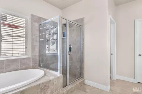 Bath - 3813 Timber Shade Way, Shafter, CA 93263 photo 2 of 3