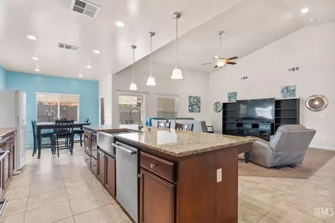 Kitchen - 3813 Timber Shade Way, Shafter, CA 93263 photo 4 of 4