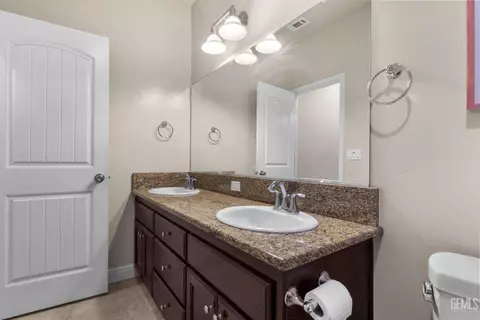 Bath - 3813 Timber Shade Way, Shafter, CA 93263 photo 3 of 3