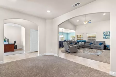 Entry Way - 3813 Timber Shade Way, Shafter, CA 93263 photo 4 of 12