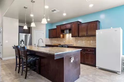 Kitchen - 3813 Timber Shade Way, Shafter, CA 93263 photo 2 of 4