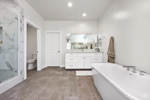 Bath - 506 Rosehaven Ln, Tehachapi, CA 93561 photo 1 of 5