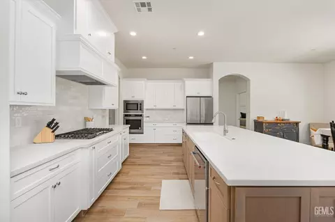 Kitchen - 506 Rosehaven Ln, Tehachapi, CA 93561 photo 2 of 3