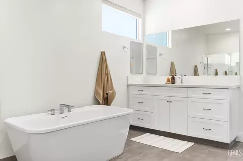 Bath - 506 Rosehaven Ln, Tehachapi, CA 93561 photo 3 of 5
