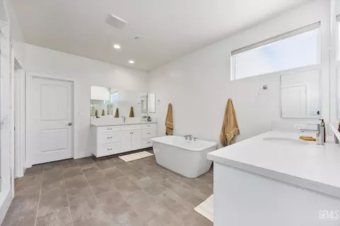 Bath - 506 Rosehaven Ln, Tehachapi, CA 93561 photo 2 of 5