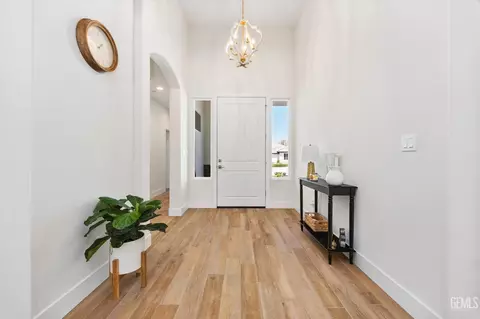 Entry Way - 506 Rosehaven Ln, Tehachapi, CA 93561 photo 2 of 6