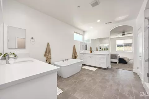 Bath - 506 Rosehaven Ln, Tehachapi, CA 93561 photo 4 of 5