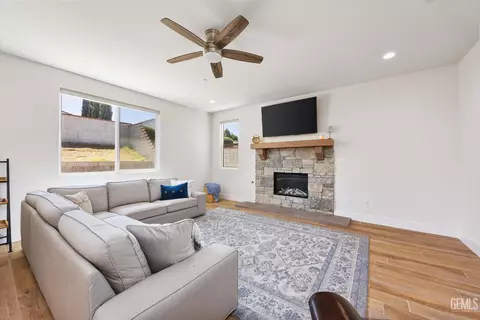 Living - 506 Rosehaven Ln, Tehachapi, CA 93561 photo 1 of 3