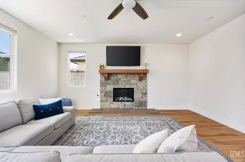 Living - 506 Rosehaven Ln, Tehachapi, CA 93561 photo 2 of 3