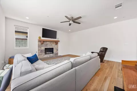 Living - 506 Rosehaven Ln, Tehachapi, CA 93561 photo 3 of 3