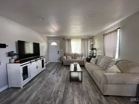 Living - 132 Franklin Ave, Taft, CA 93268 photo 2 of 4