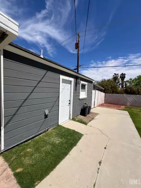 Exterior - 132 Franklin Ave, Taft, CA 93268 photo 7 of 8