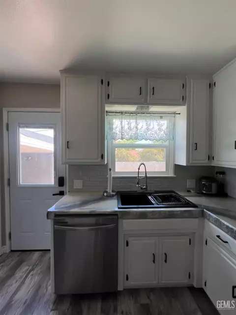 Kitchen - 132 Franklin Ave, Taft, CA 93268 photo 3 of 7