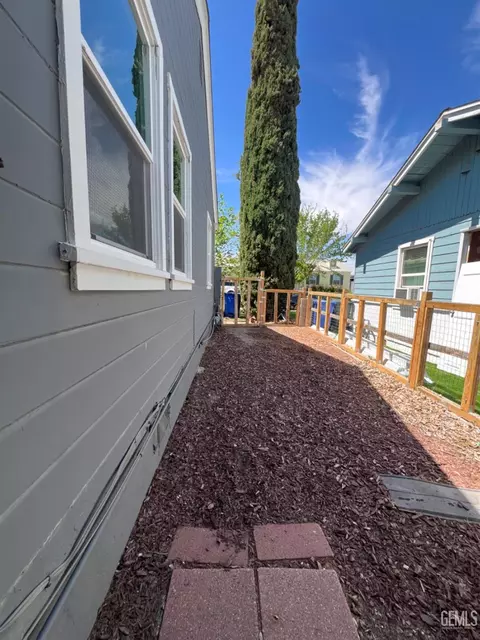 Exterior - 132 Franklin Ave, Taft, CA 93268 photo 5 of 8