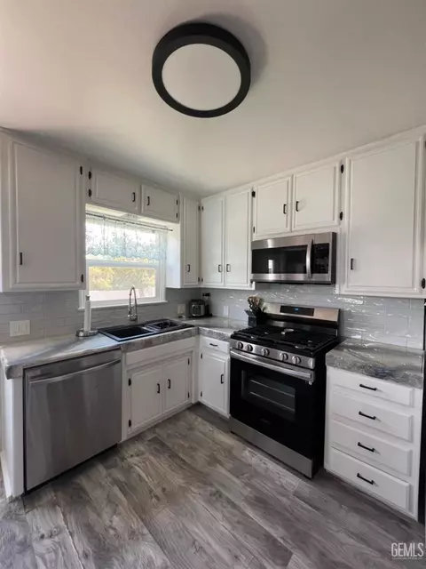 Kitchen - 132 Franklin Ave, Taft, CA 93268 photo 2 of 7