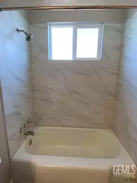 Bath - 132 Franklin Ave, Taft, CA 93268 photo 2 of 3