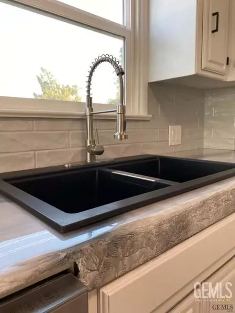 Kitchen - 132 Franklin Ave, Taft, CA 93268 photo 5 of 7