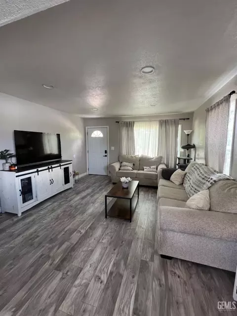 Living - 132 Franklin Ave, Taft, CA 93268 photo 1 of 4