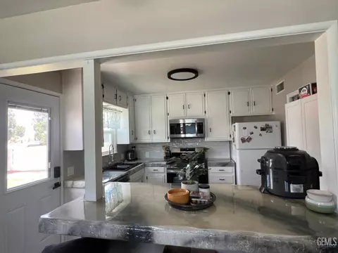 Kitchen - 132 Franklin Ave, Taft, CA 93268 photo 1 of 7