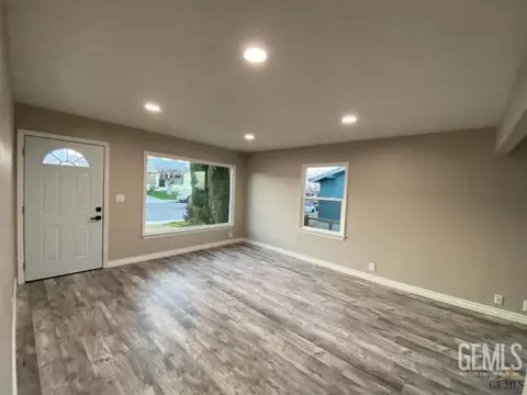 Living - 132 Franklin Ave, Taft, CA 93268 photo 3 of 4