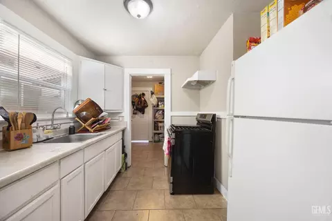 Kitchen - 911 P St, Bakersfield, CA 93304 photo 2 of 2