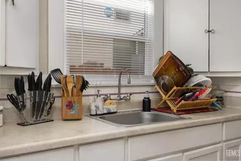 Kitchen - 911 P St, Bakersfield, CA 93304 photo 1 of 2