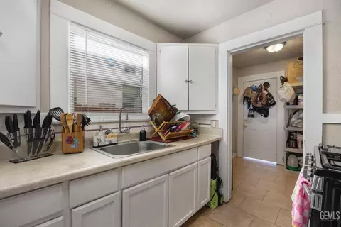 Entry Way - 911 P St, Bakersfield, CA 93304 photo 3 of 4