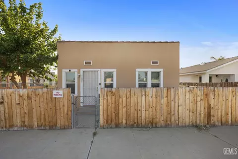 Exterior - 911 P St, Bakersfield, CA 93304 photo 2 of 3
