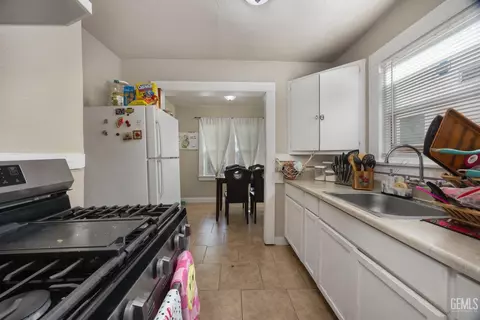 Entry Way - 911 P St, Bakersfield, CA 93304 photo 1 of 4