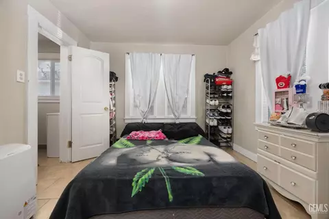 Bedroom - 911 P St, Bakersfield, CA 93304 photo 1 of 2