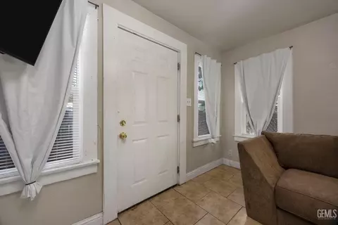 Entry Way - 911 P St, Bakersfield, CA 93304 photo 2 of 4