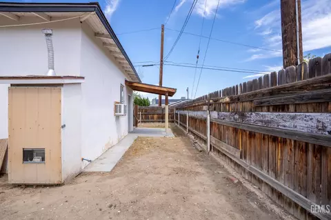 Exterior - 302 C St, Wasco, CA 93280 photo 5 of 8
