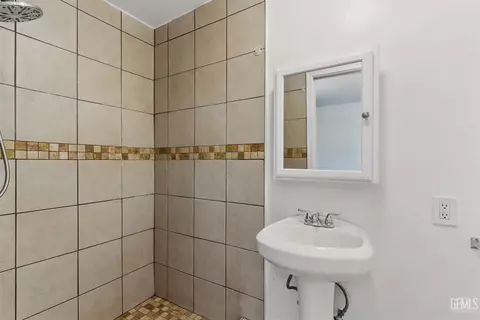 Bath - 302 C St, Wasco, CA 93280 photo 2 of 3