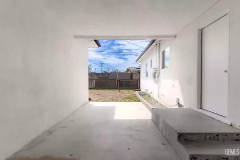 Exterior - 302 C St, Wasco, CA 93280 photo 4 of 8