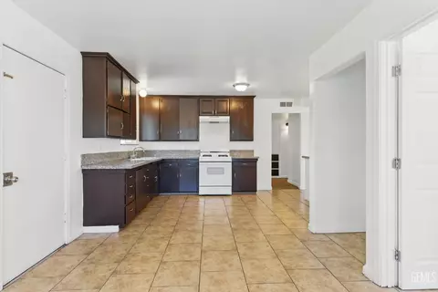 Entry Way - 302 C St, Wasco, CA 93280 photo 1 of 5
