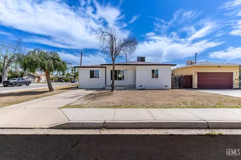 Exterior - 302 C St, Wasco, CA 93280 photo 1 of 8
