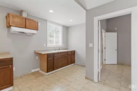 Entry Way - 302 C St, Wasco, CA 93280 photo 5 of 5
