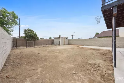 Exterior - 1209 Eubanks Ave, Bakersfield, CA 93307 photo 5 of 8