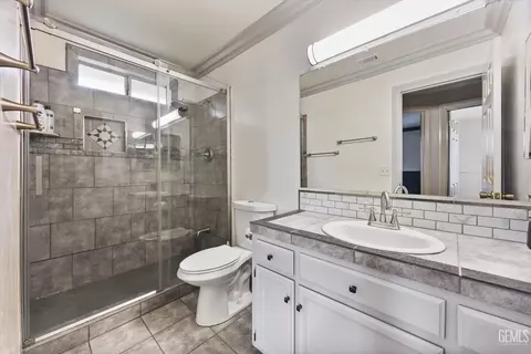 Bath - 1209 Eubanks Ave, Bakersfield, CA 93307 photo 3 of 3
