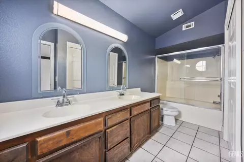 Bath - 1209 Eubanks Ave, Bakersfield, CA 93307 photo 1 of 3