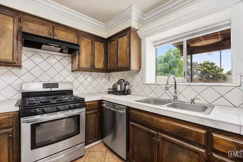 Kitchen - 1209 Eubanks Ave, Bakersfield, CA 93307 photo 2 of 4
