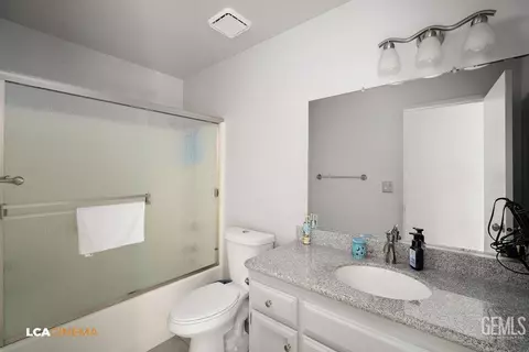 Bath - 1907 5th Pl, Delano, CA 93215 photo 1 of 2