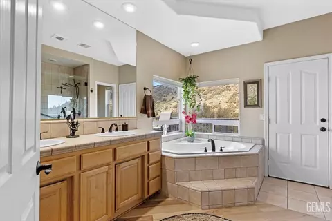 24051 Jacaranda Dr, Tehachapi, CA 93561 photo 35