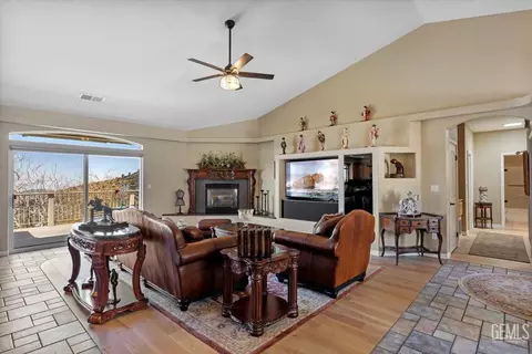 24051 Jacaranda Dr, Tehachapi, CA 93561 photo 13