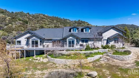 24051 Jacaranda Dr, Tehachapi, CA 93561 photo 2
