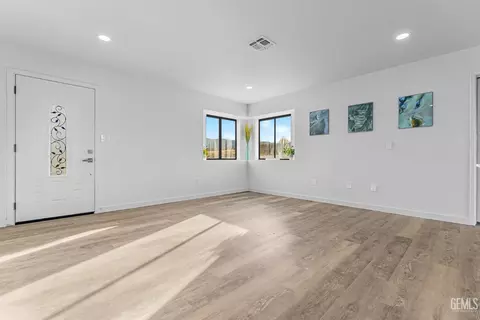 Living - 22300 Elm Ct, Tehachapi, CA 93561 photo 1 of 2