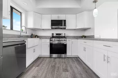 Kitchen - 22300 Elm Ct, Tehachapi, CA 93561 photo 4 of 4