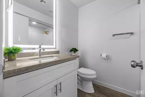 Bath - 22300 Elm Ct, Tehachapi, CA 93561 photo 2 of 5