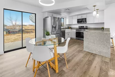 Dining - 22300 Elm Ct, Tehachapi, CA 93561 photo 2 of 2