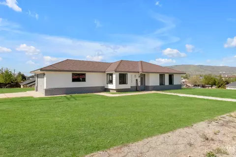 Exterior - 22300 Elm Ct, Tehachapi, CA 93561 photo 2 of 4